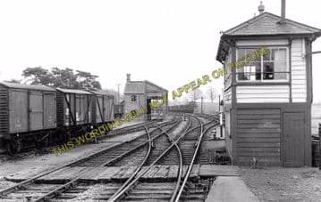 Adderbury Railway Station Photo. King's Sutton - Bloxham. Hook Norton Line. (2)