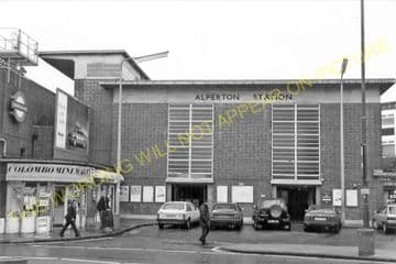 Alperton Railway Station Photo. Park Royal - Sudbury. Ealing to Harrow Line. (5)