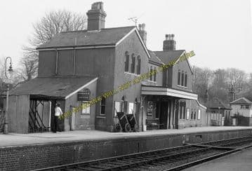 Alresford Railway Station Photo. Ropley - Itchen Abbas. Alton to Winchester (18)