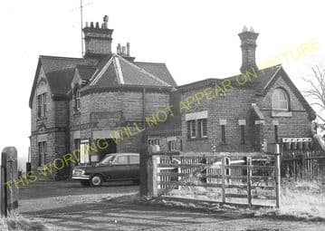 Blunham Railway Station Photo. Sandy - Willington. Bedford Line. L&NWR. (10)