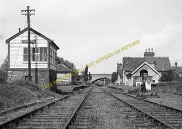 Brackley Town Railway Station Photo. Farthinghoe - Fulwell. Banbury Line. (2)