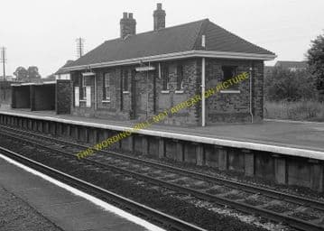 Brookmans Park Railway Station Photo. Potters Bar - Hatfield. Barnet Line. (10)