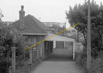 Brookmans Park Railway Station Photo. Potters Bar - Hatfield. Barnet Line. (12)