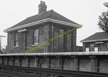 Brookmans Park Railway Station Photo. Potters Bar - Hatfield. Barnet Line. (13)