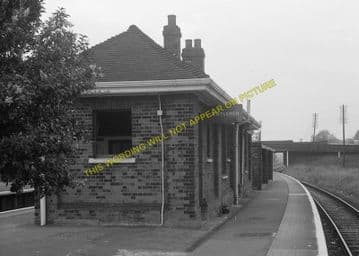 Brookmans Park Railway Station Photo. Potters Bar - Hatfield. Barnet Line. (4)