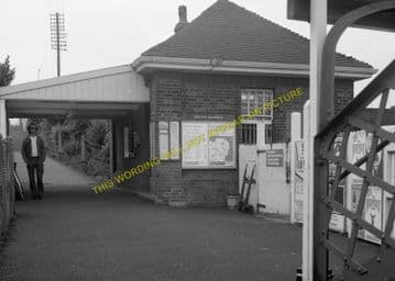 Brookmans Park Railway Station Photo. Potters Bar - Hatfield. Barnet Line. (8)