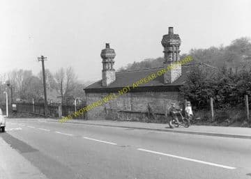 Caergwrle Castle Railway Station Photo. Cefn-y-Bedd - Hope Village. GCR. (7)