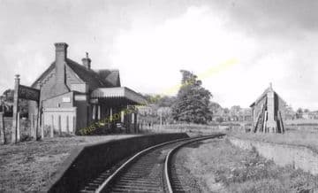 Carisbrooke Railway Station Photo. Newport - Calbourne. Freshwater Line. (8).