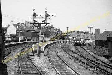 Cowes Railway Station Photo. Newport Line. Isle of Wight. (34)