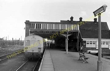 Cromer Beach Railway Station Photo. Sheringham Line. M&GNR. (14)