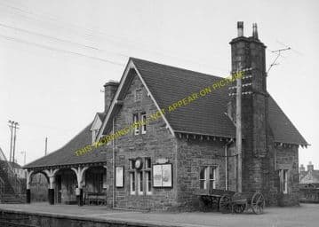 Golspie Railway Station Photo. The Mound - Dunrobin. Brora Line. Highland. (1)