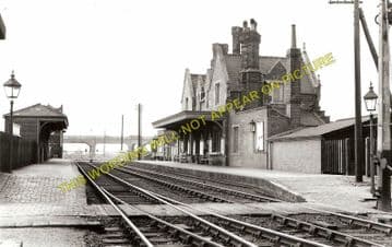 Irthlingborough Railway Station Photo. Ditchford - Ringstead. Wellingborough. (1)..