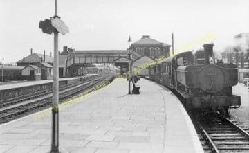 Oswestry Railway Station Photo. LLynclys - Whittington. Cambrian Railway. (2)