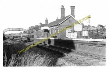 Rushden Railway Station Photo. Wellingborough - Higham Ferrers. Midland Rly. (1)