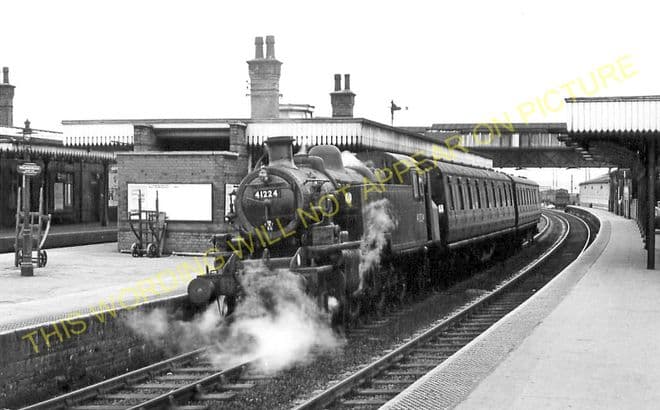 Wellingborough Midland Road Railway Station Photo. Irchester - Finedon. (4)