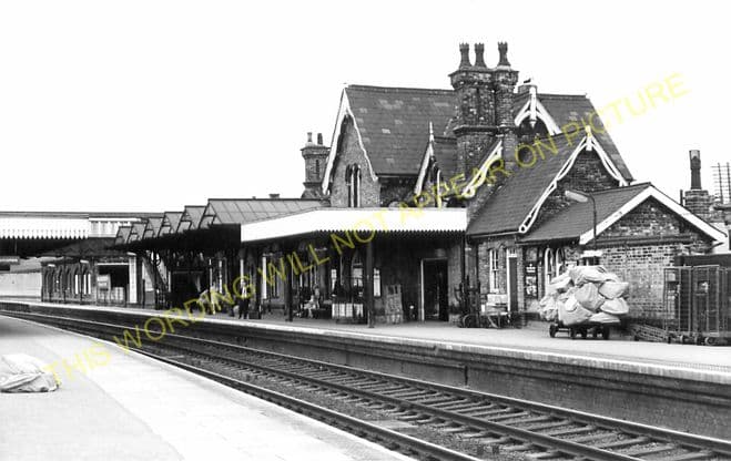 Wellingborough Midland Road Railway Station Photo. Irchester - Finedon. (5)