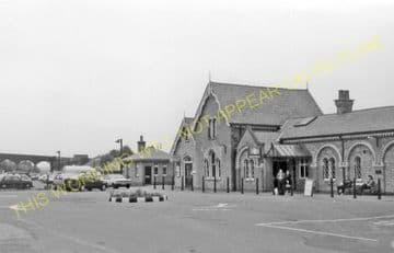Wellingborough Midland Road Railway Station Photo. Irchester - Finedon. (8)